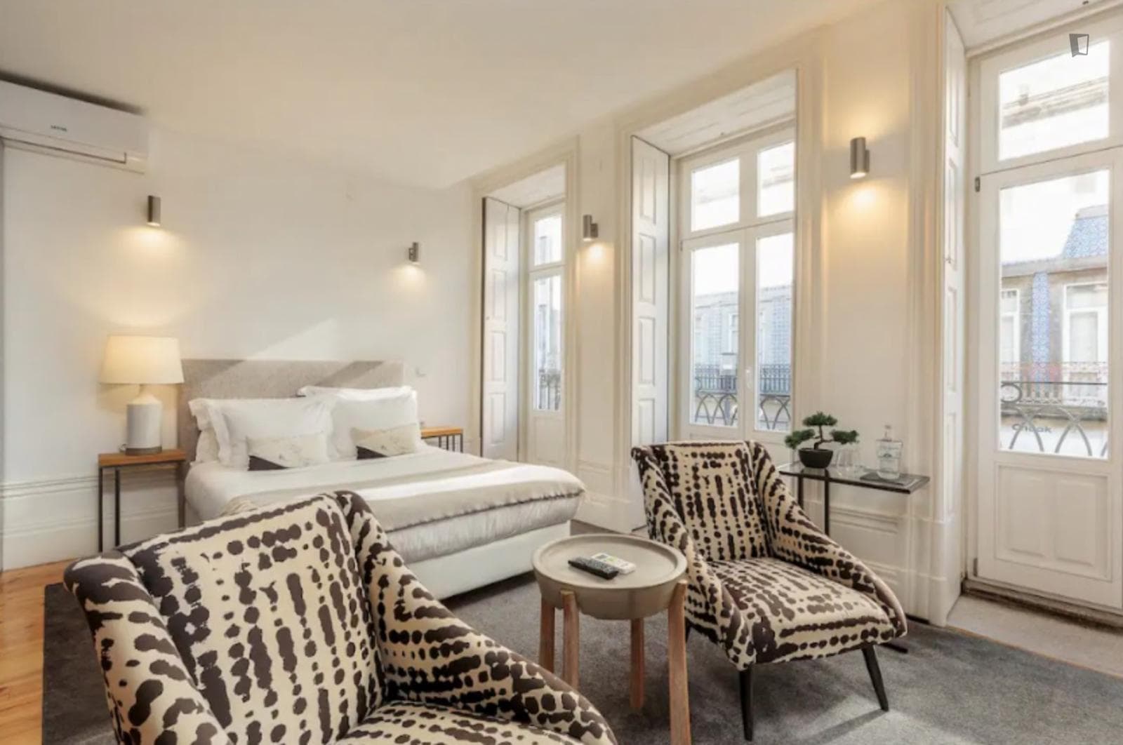 Attractive studio close to Aliados metro station photo 1