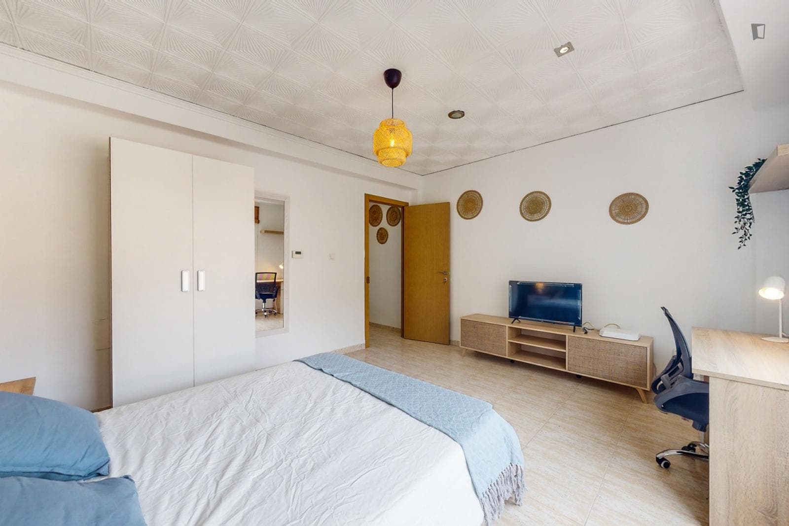 Large Great looking single bedroom photo 1