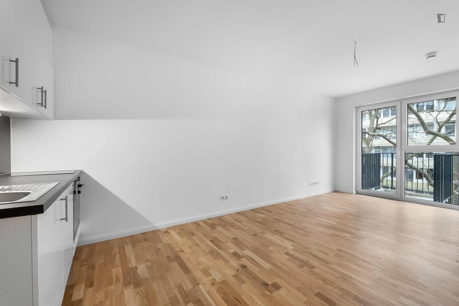 Unfurnished studio with a fitted kitchen in Lichtenberg photo 1