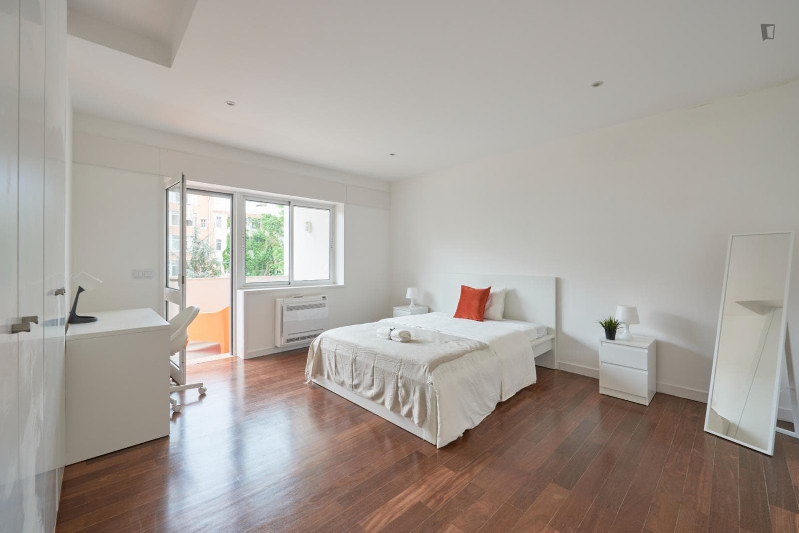 Cosy double bedroom with balcony close to Campo Pequeno metro station photo 1