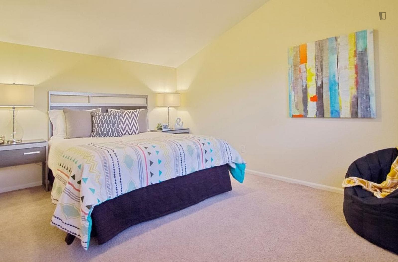 Comfy double bedroom in proximity to the University of Washington photo 1