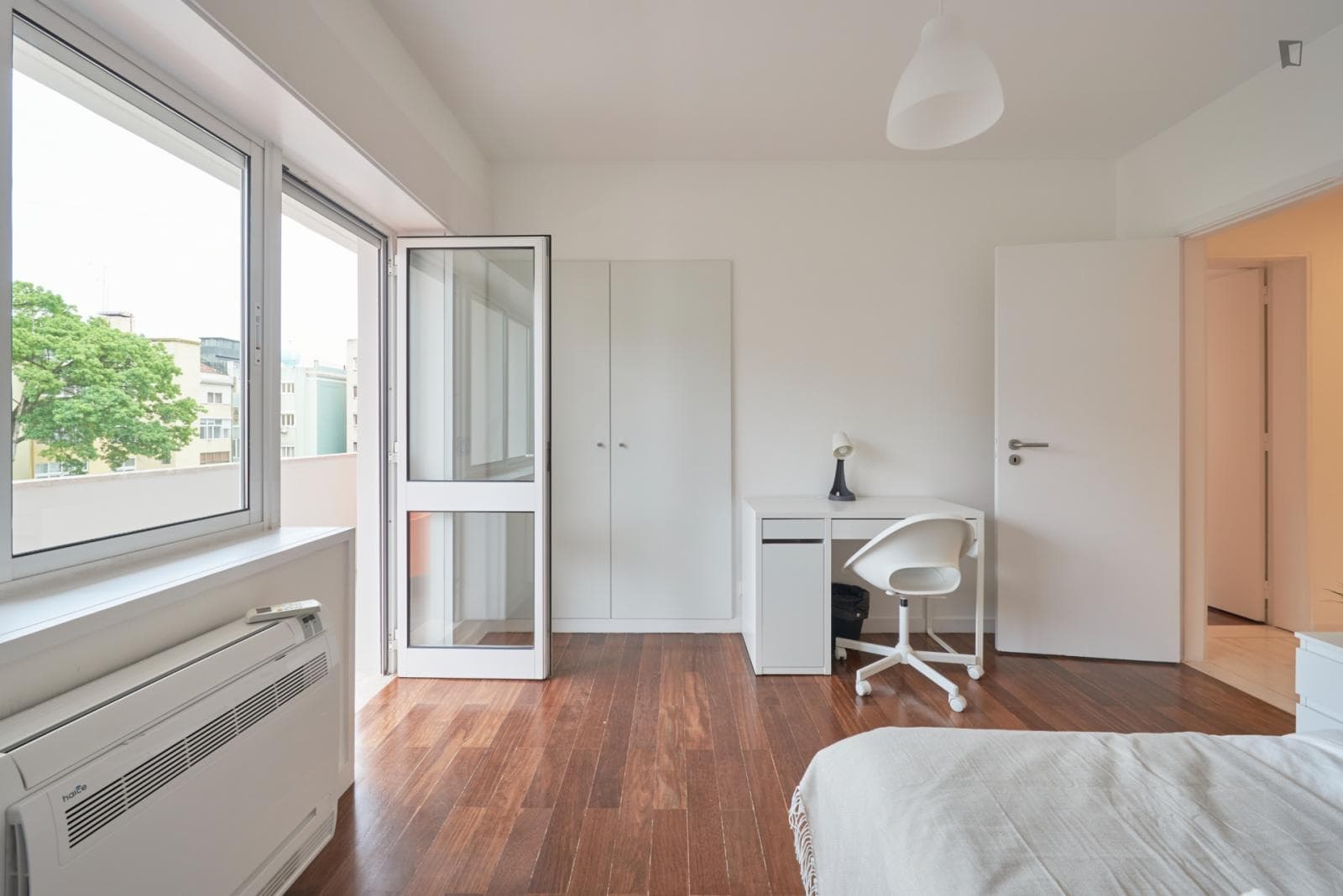 Snug single bedroom with balcony in Entrecampos photo 1