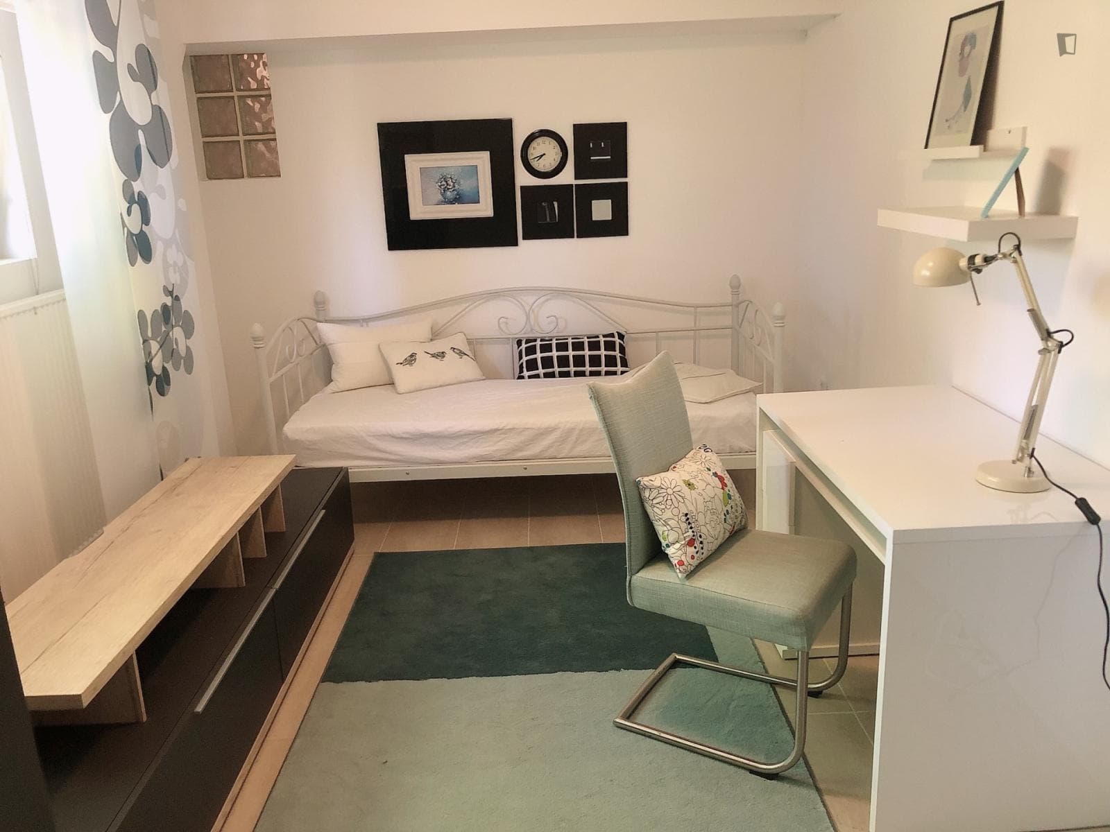 Single bedroom in a beautiful house photo 1