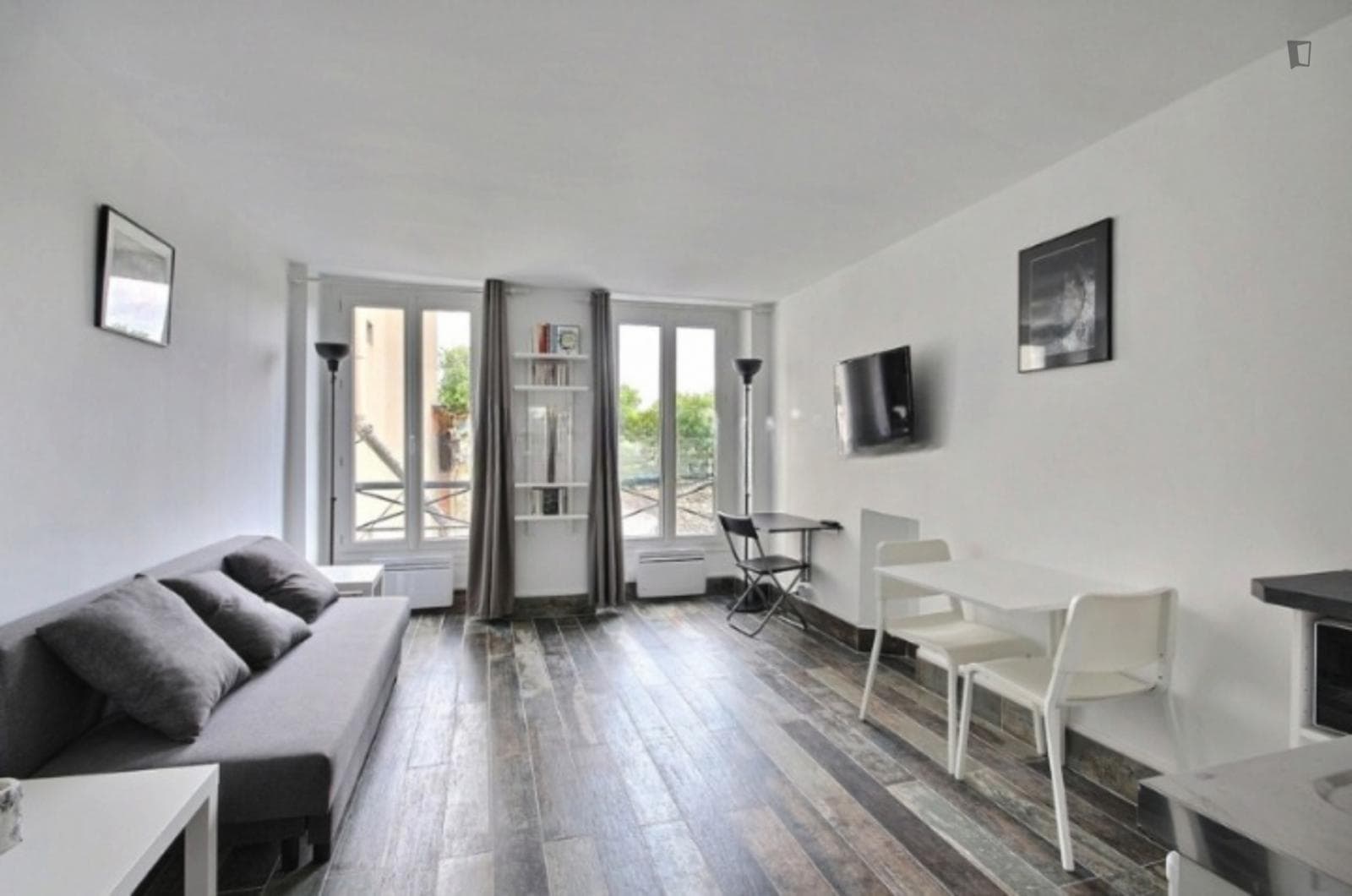 Bright studio next to Edgar Quinet metro station photo 1