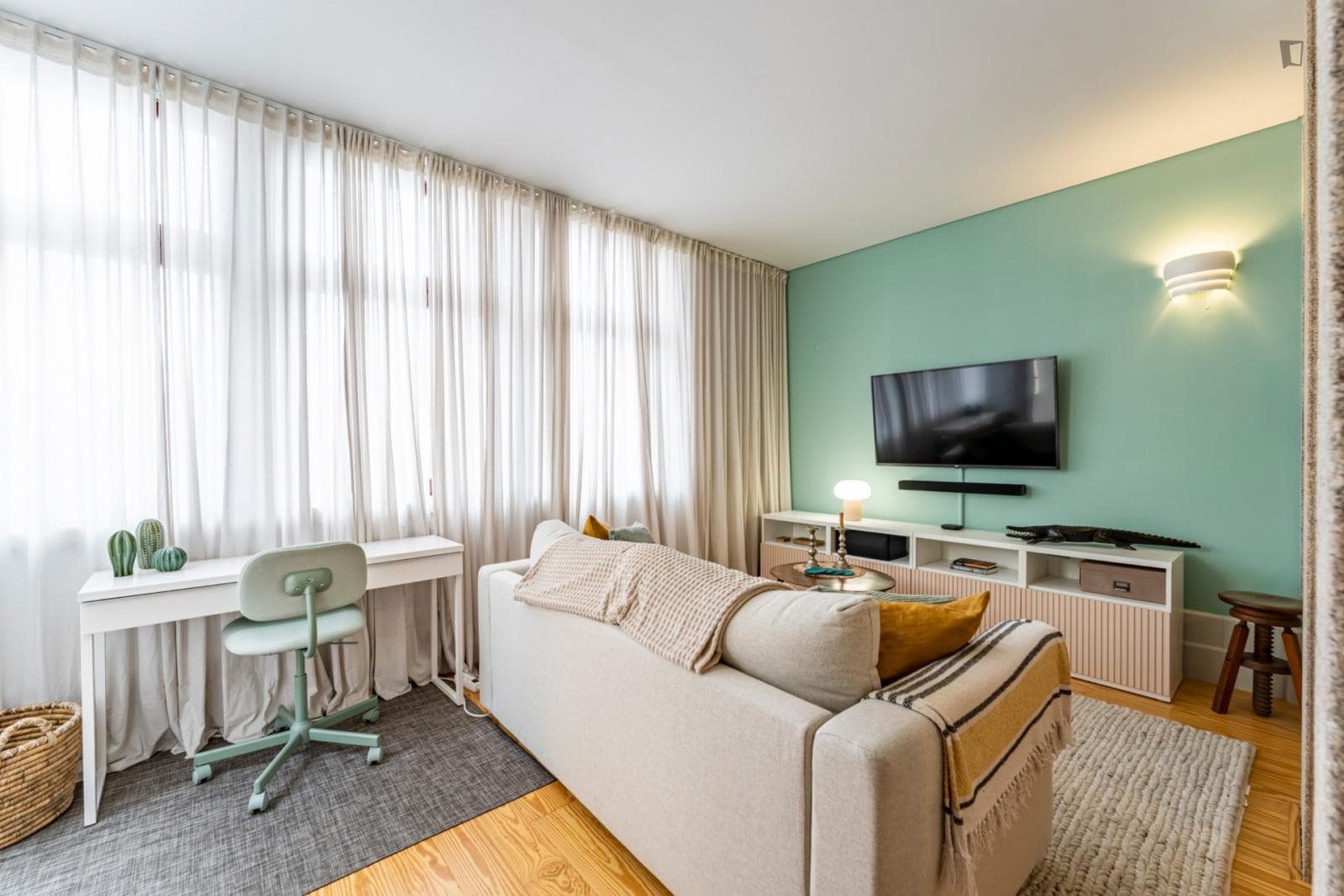 Great 1-bedroom apartment with large garden close to Marquês metro station photo 1