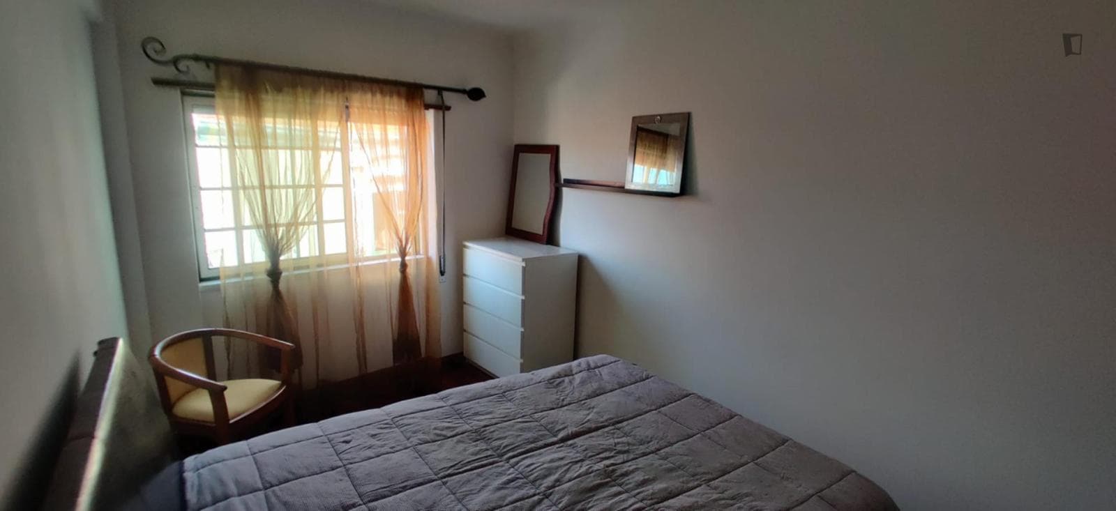 Comfy double bedroom in a 3-bedroom flat photo 1