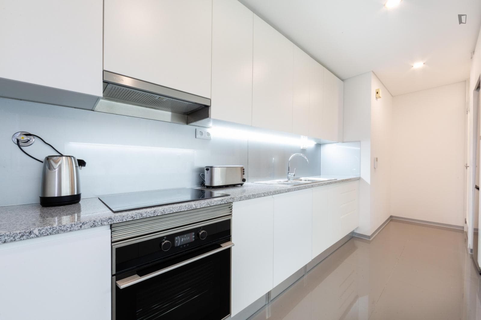 Comfy single bedroom close to Parque Maia Station photo 1