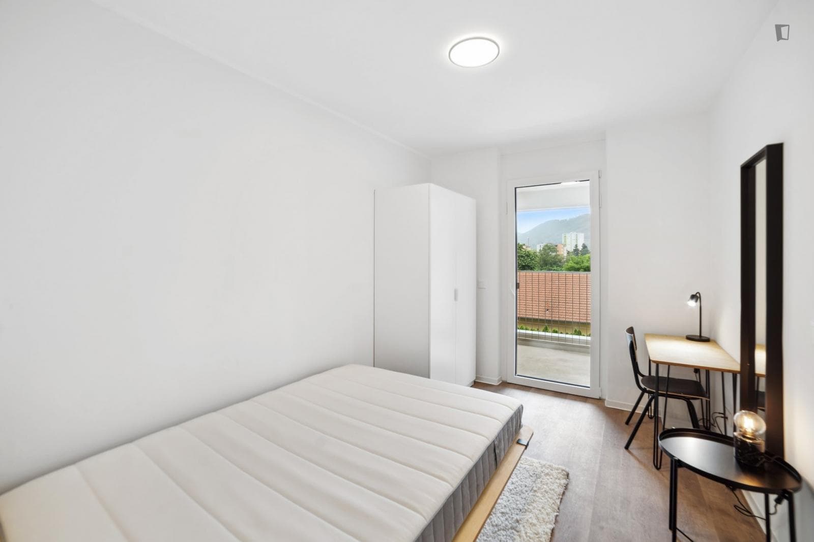 Pleasant single bedroom in vibrant Lend photo 1