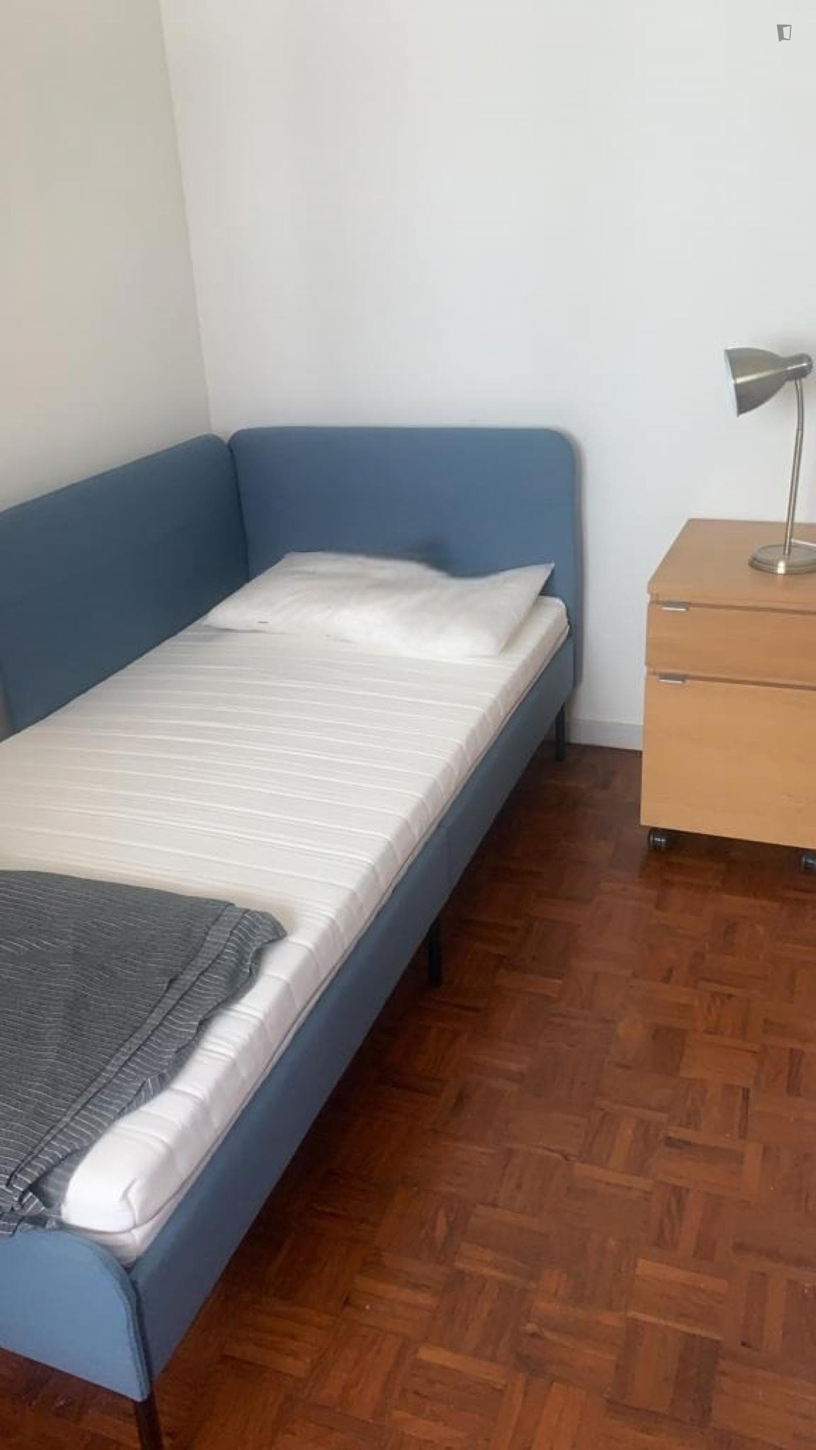 Comfy single bedroom with private bathroom near Saldanha metro station photo 1