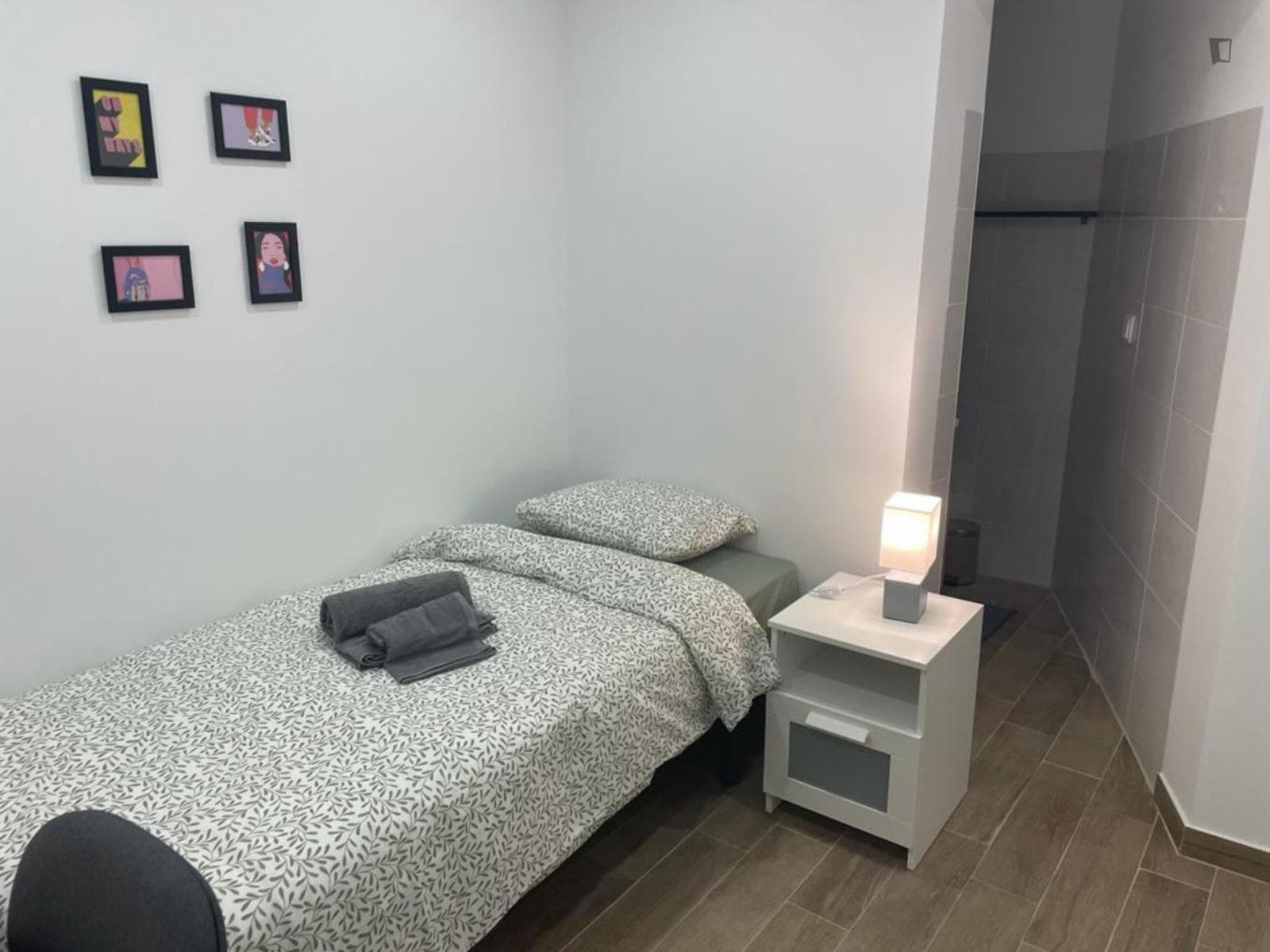 Bright single ensuite bedroom next to Escola Superior de Tecnologia photo 1