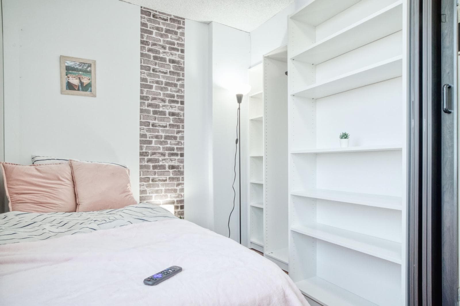 Snug double bedroom within walking distance of the vibrant Crossroads Arts District photo 1