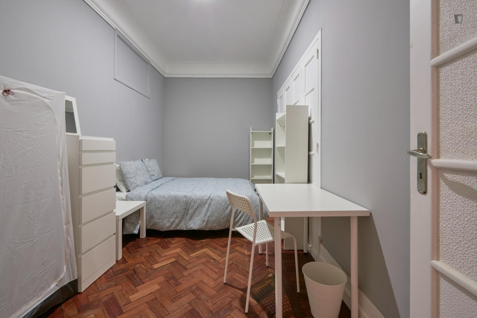 Comfy double bedroom not far from Campo Pequeno metro station photo 1
