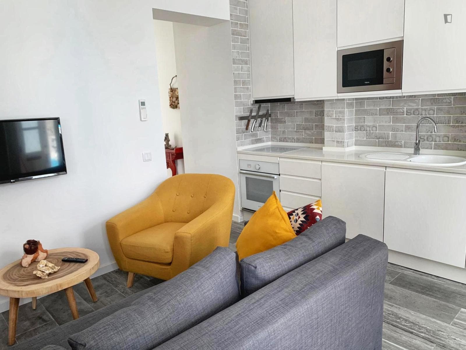 Colourful Two Bedroom Apartment  photo 1