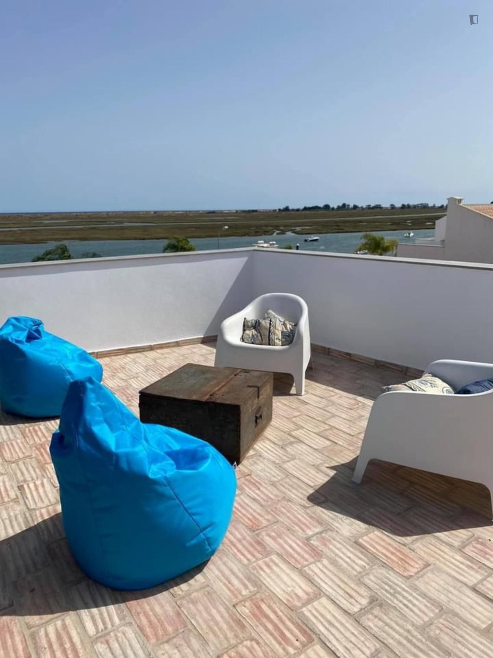 Vibrant Two Bedroom Apartment close to Praia do Barril photo 1