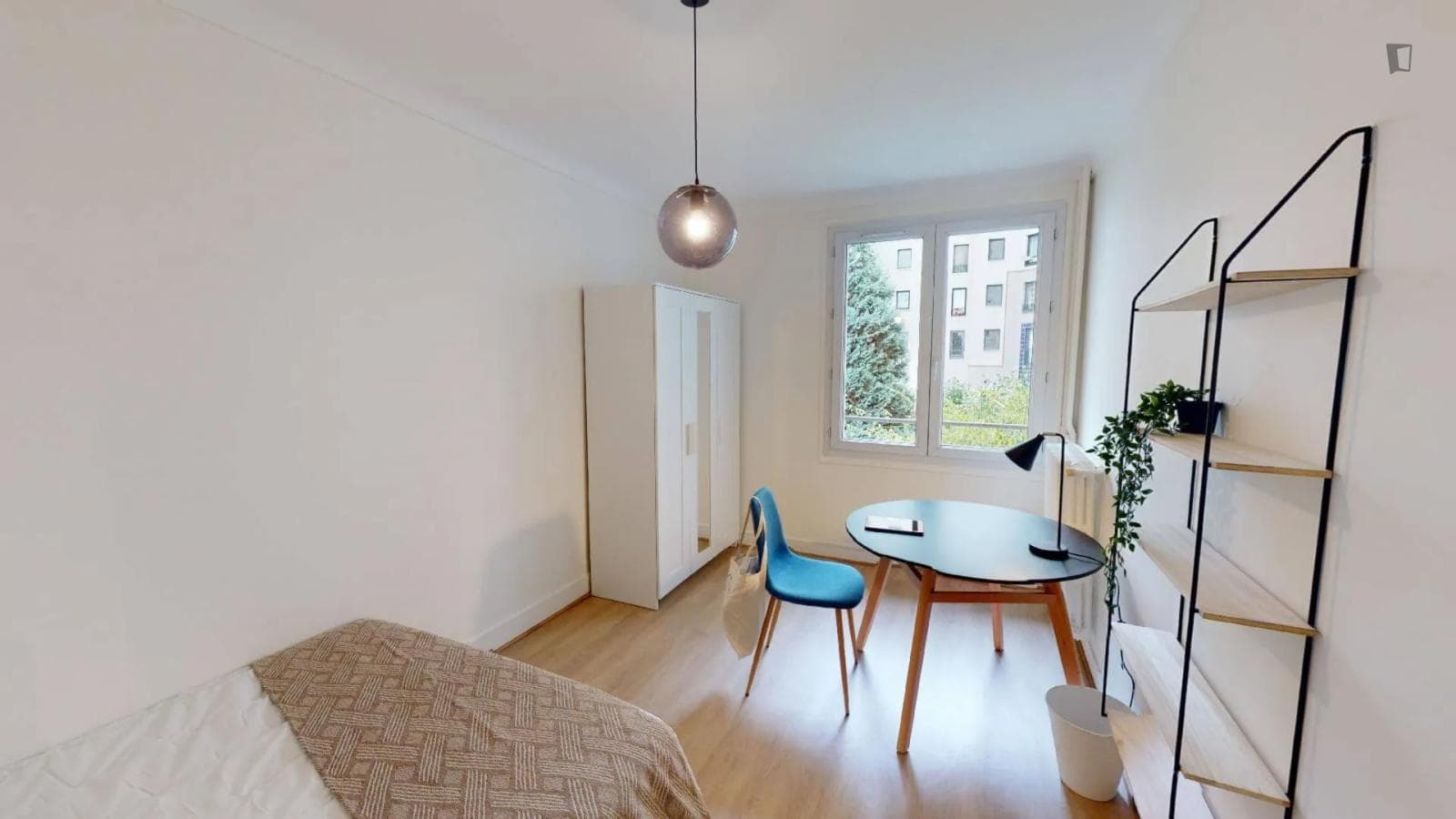Bright double bedroom not far from So Ouest Shopping Centre photo 1