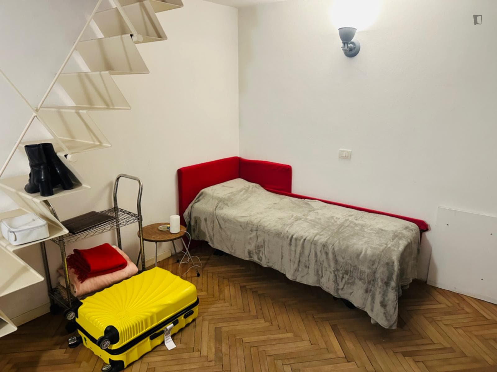 Single bedroom in 3-bedroom house photo 1