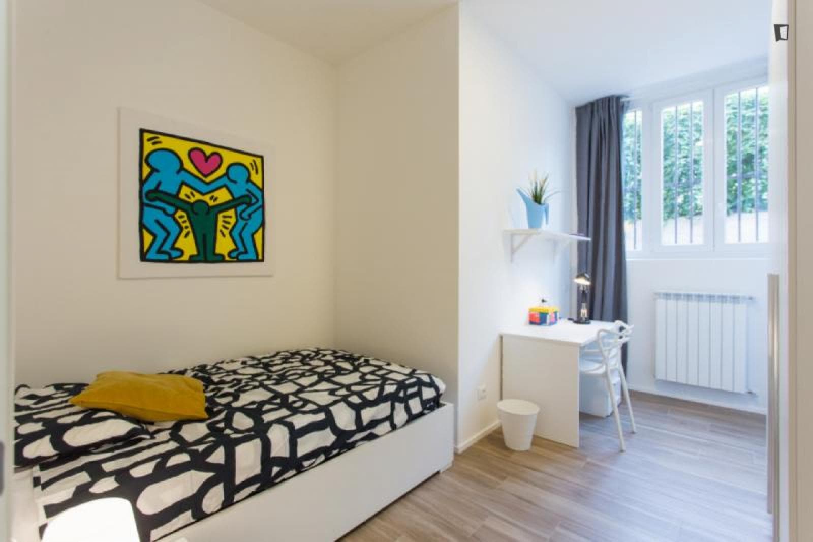 Inviting single bedroom in a 6-bedroom flat in Ortica photo 1