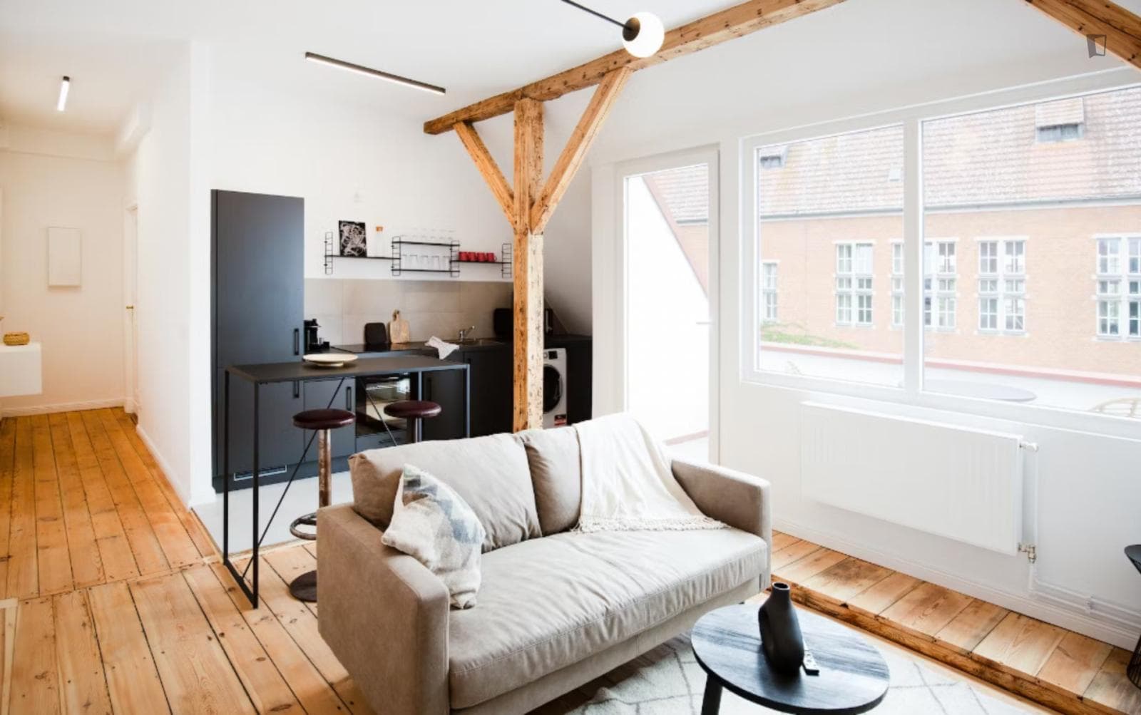Snug 1-bedroom apartment with balcony next to Görlitzer Bahnhof metro station photo 1