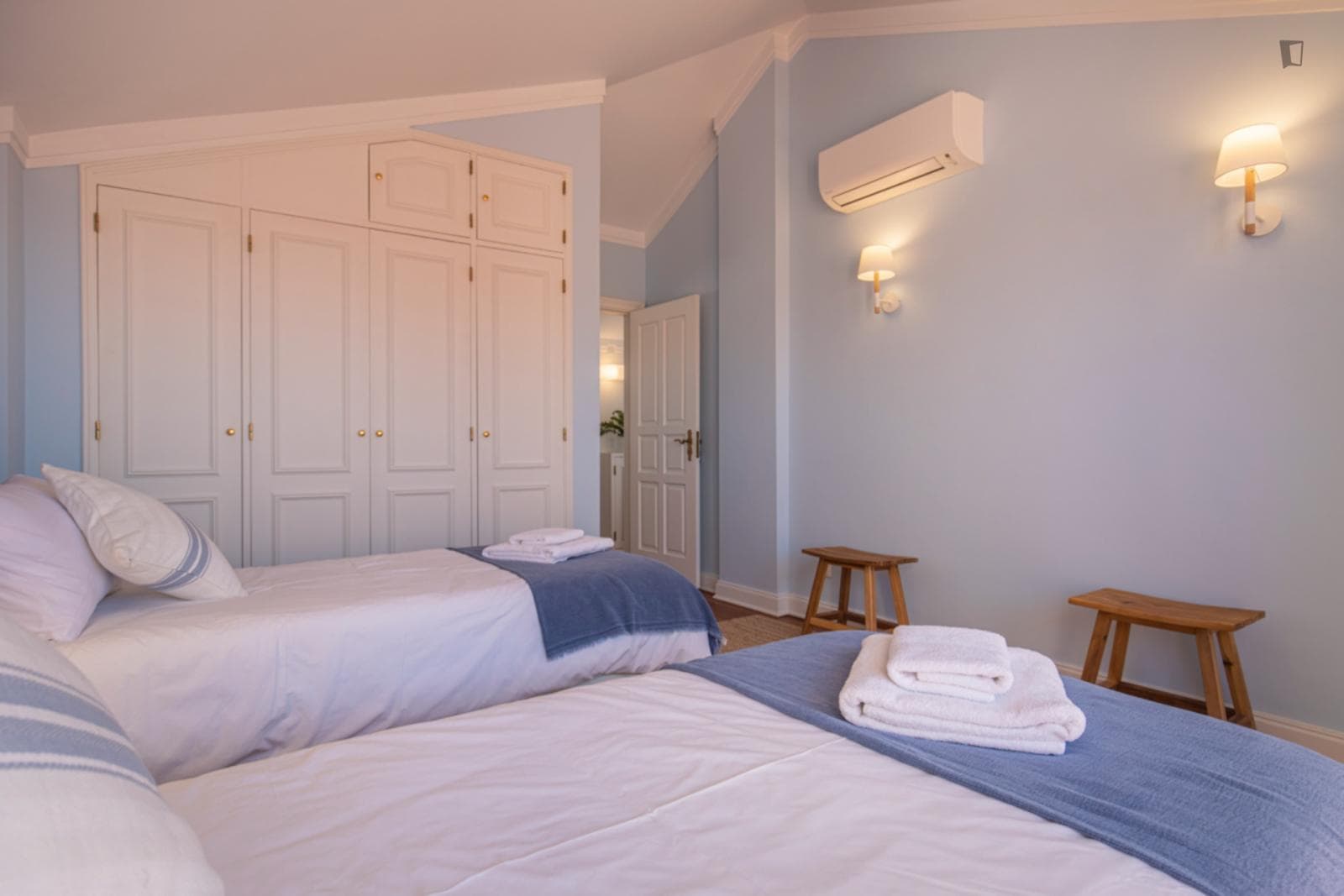 Spacious 4-bedroom apartment in the heart of Cascais photo 1