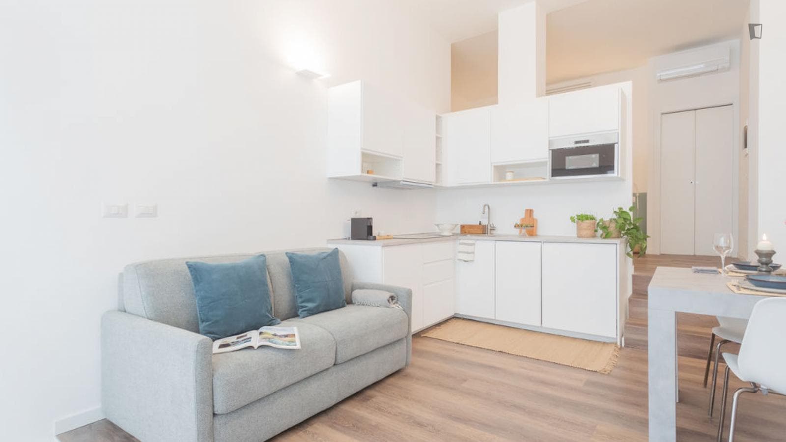 Inviting 1-bedroom apartment near Como Lago metro station photo 1