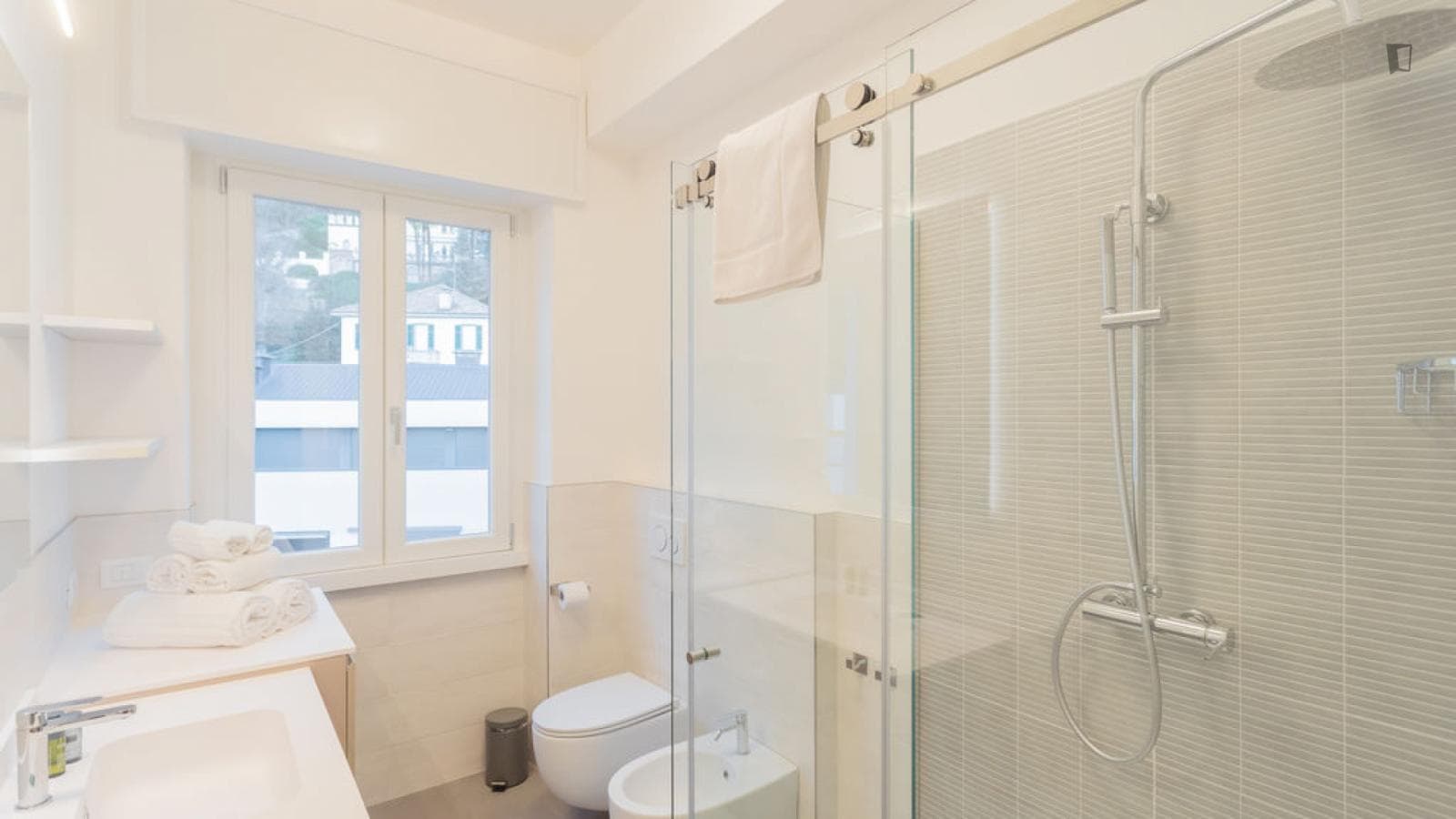 Pleasant 1-bedroom apartment with balcony in proximity to Como Lago train station photo 1