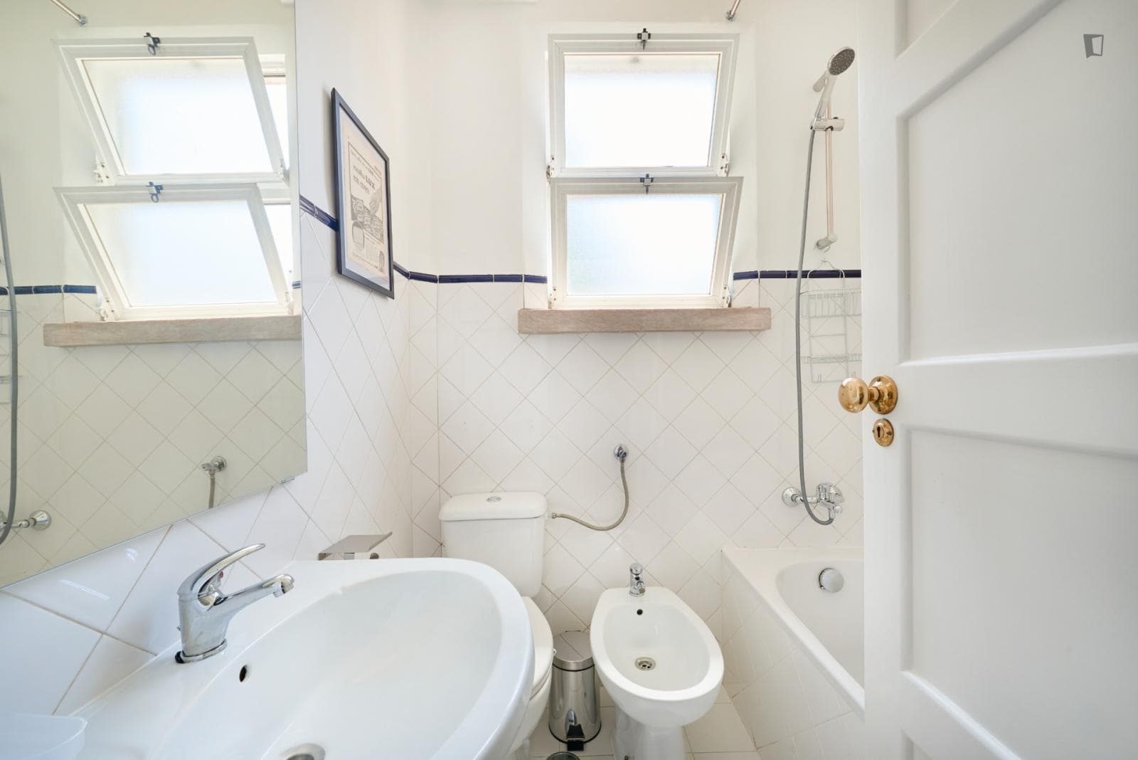 S3 R1 - Large double bedroom with a balcony, near the Saldanha metro photo 1