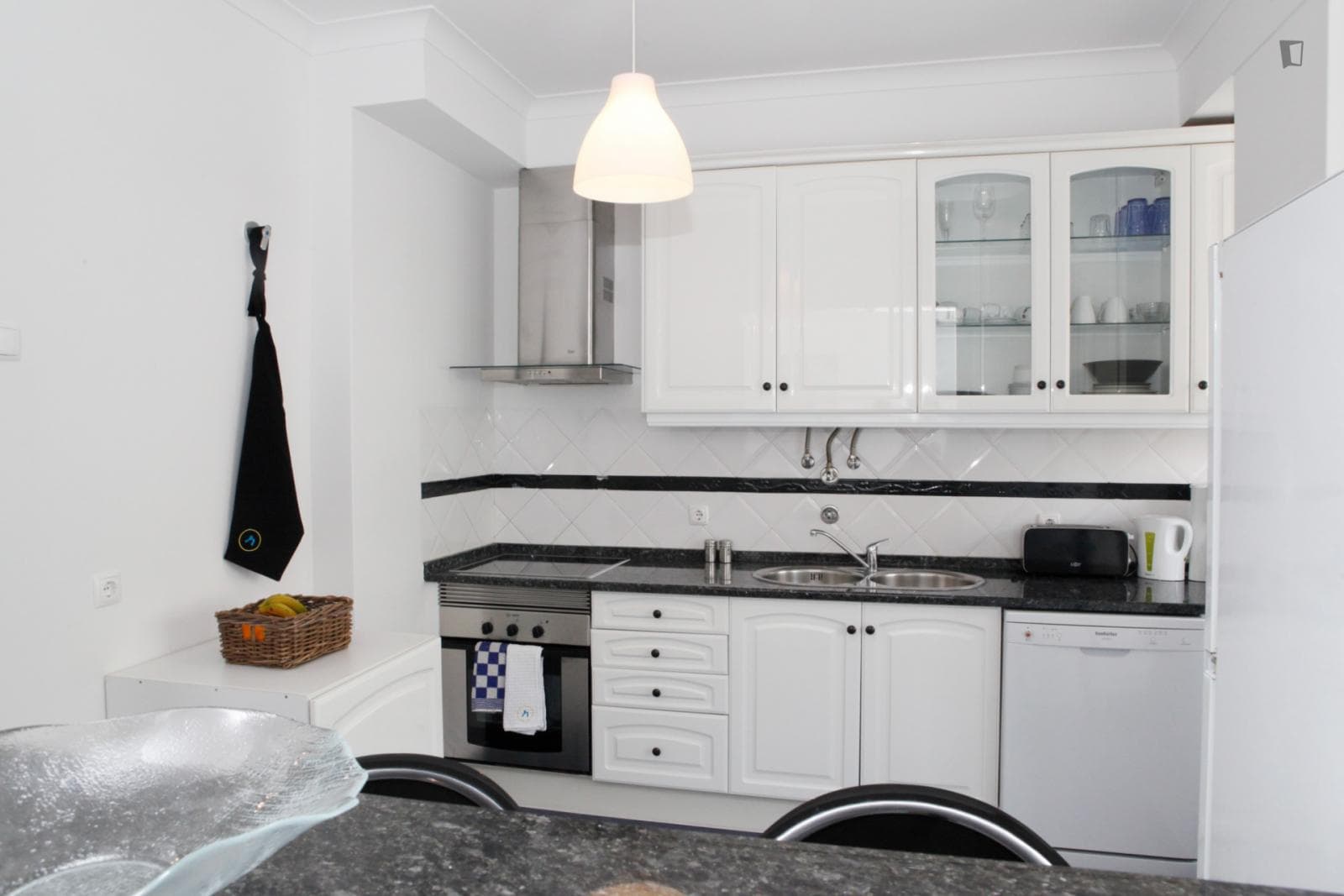 Sunny 2-bedroom flat close to Cascais metro station photo 1