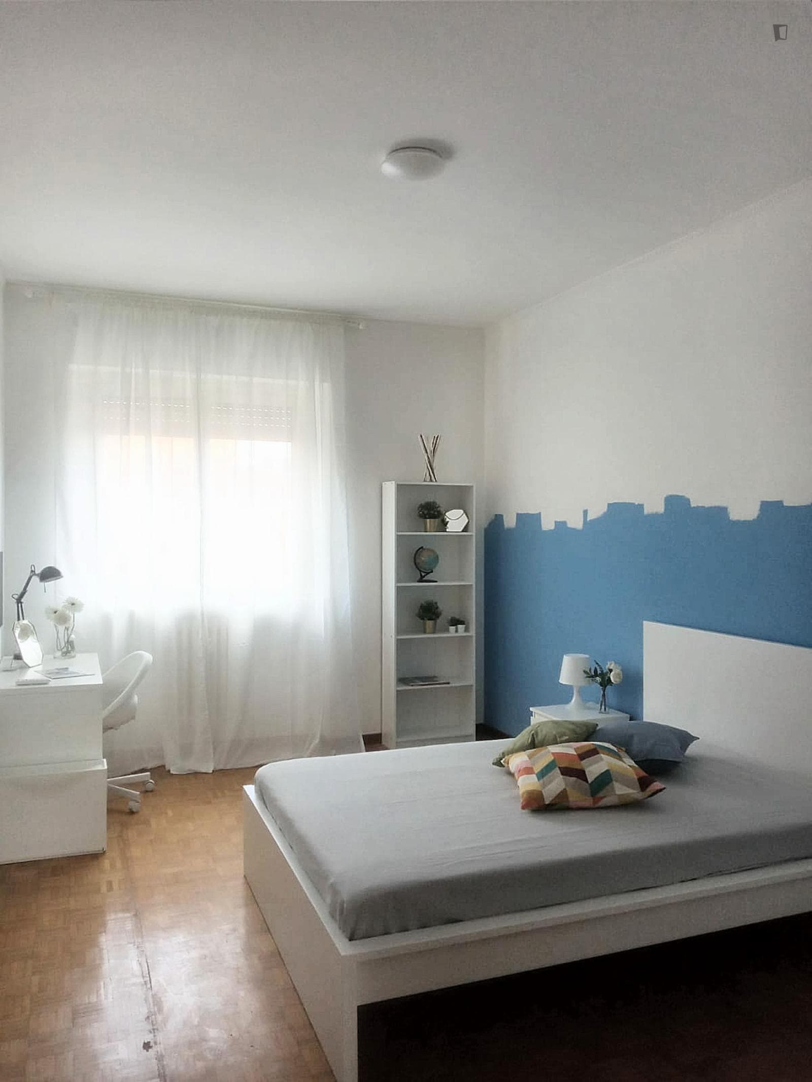 Inviting single bedroom in a 3-bedroom flat close to Università Bicocca photo 1