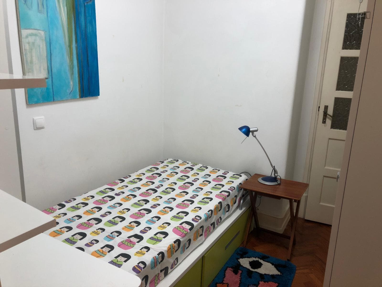 Comfy single bedroom with a private bathroom next to IST photo 1