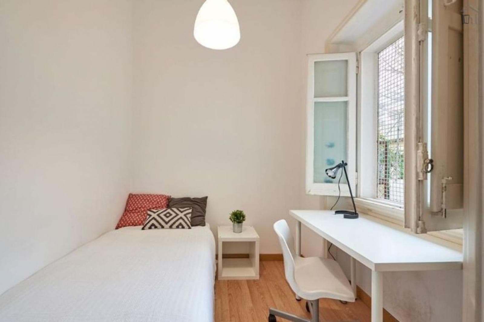 Single bedroom in a student flat, in Alameda photo 1