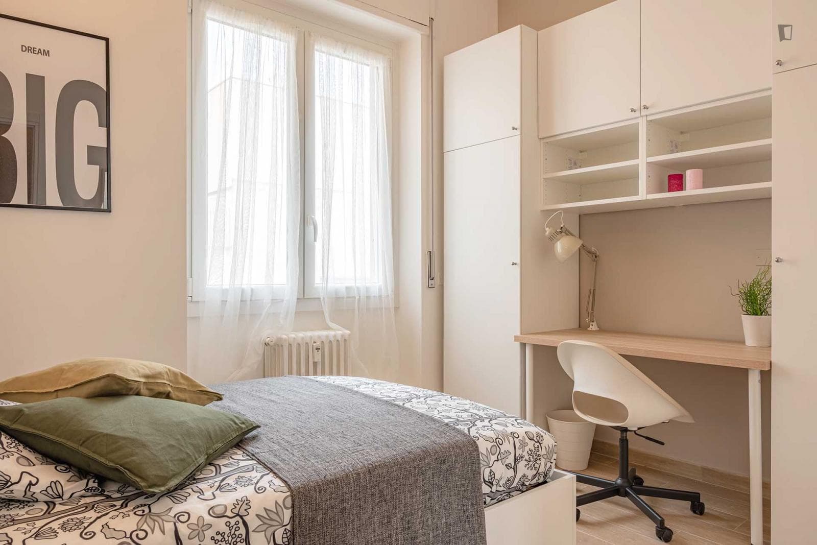 Bright double bedroom close to Lodi Tibb metro station photo 1