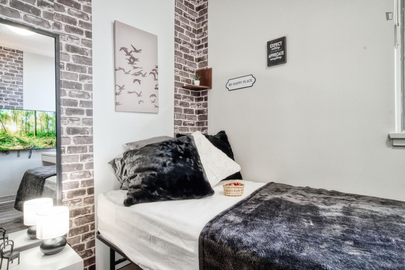 Lovely double bedroom in the Downtown Commercial area photo 1