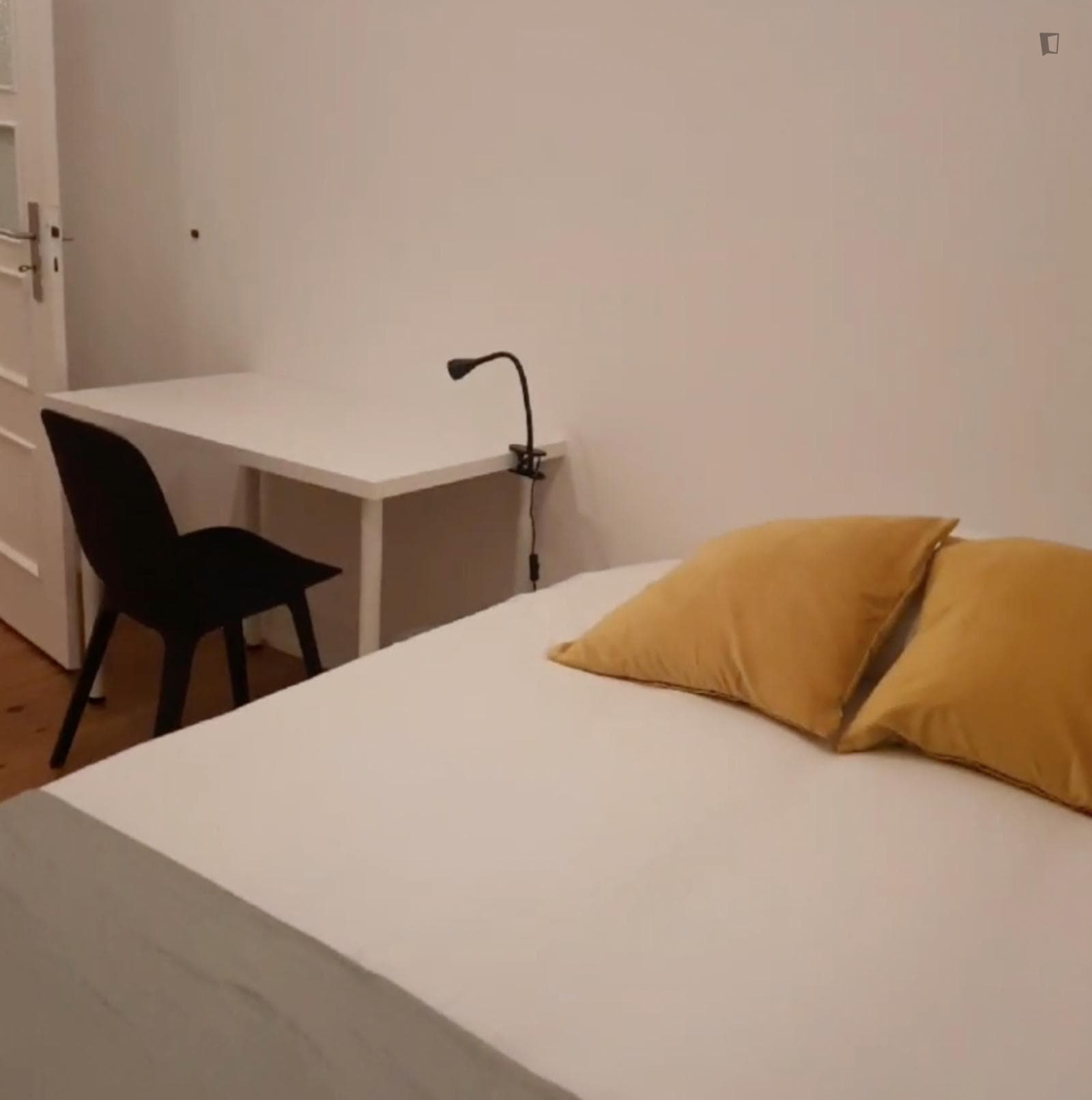 Comfy double bedroom in a 4-bedroom flat photo 1