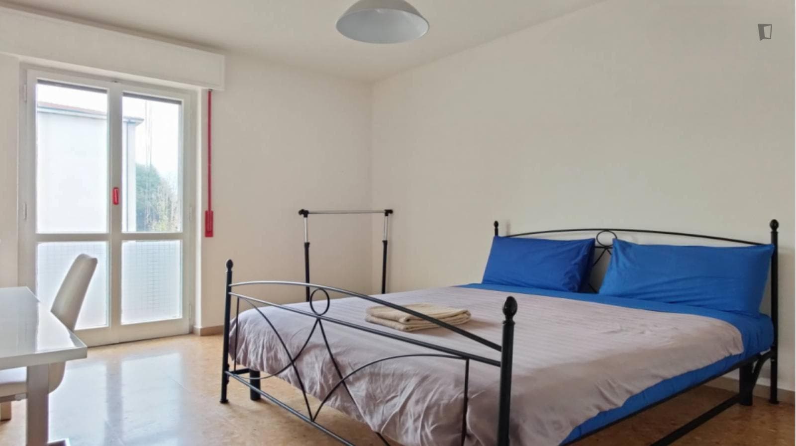 Spacious double bedroom in Baggio area photo 1