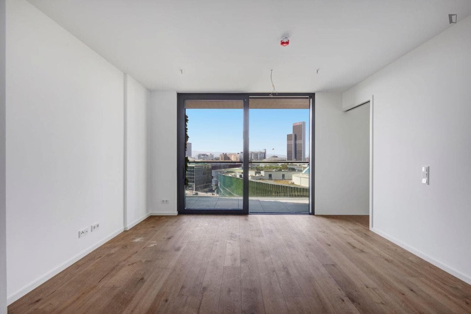 Unfurnished 1-bedroom apartment with balcony near the Skyline Plaza photo 1