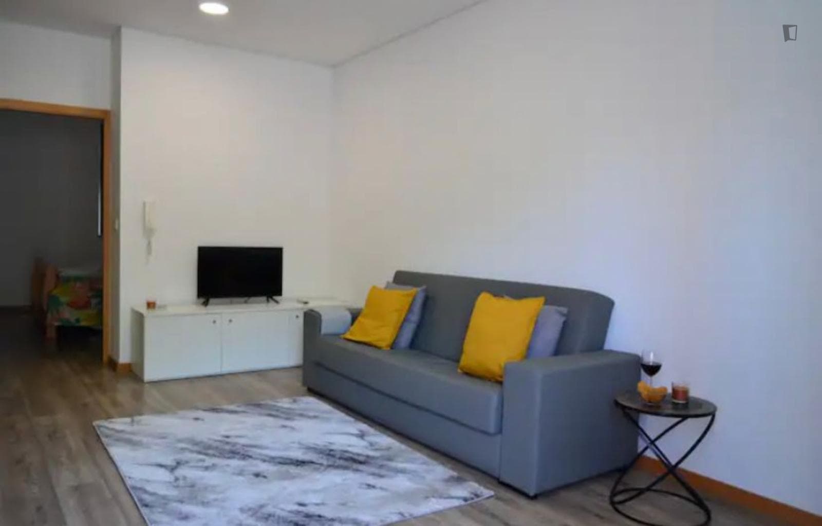 Luminous 1-bedroom flat next to Francos metro station photo 1
