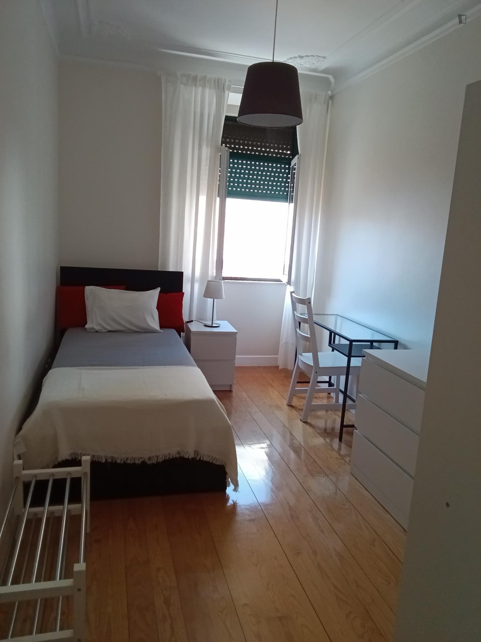 Great single bedroom next to Santa Apolónia metro station photo 1