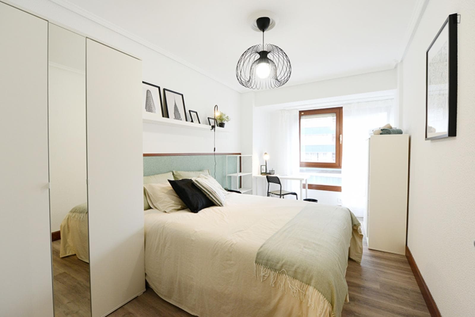 Clear double bedroom near Basarrate Metro photo 1
