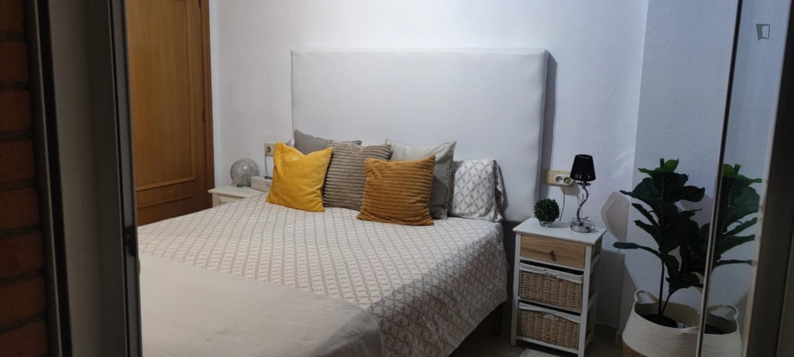 Bright double bedroom in Alicante close to General University Hospital of Alicante photo 1