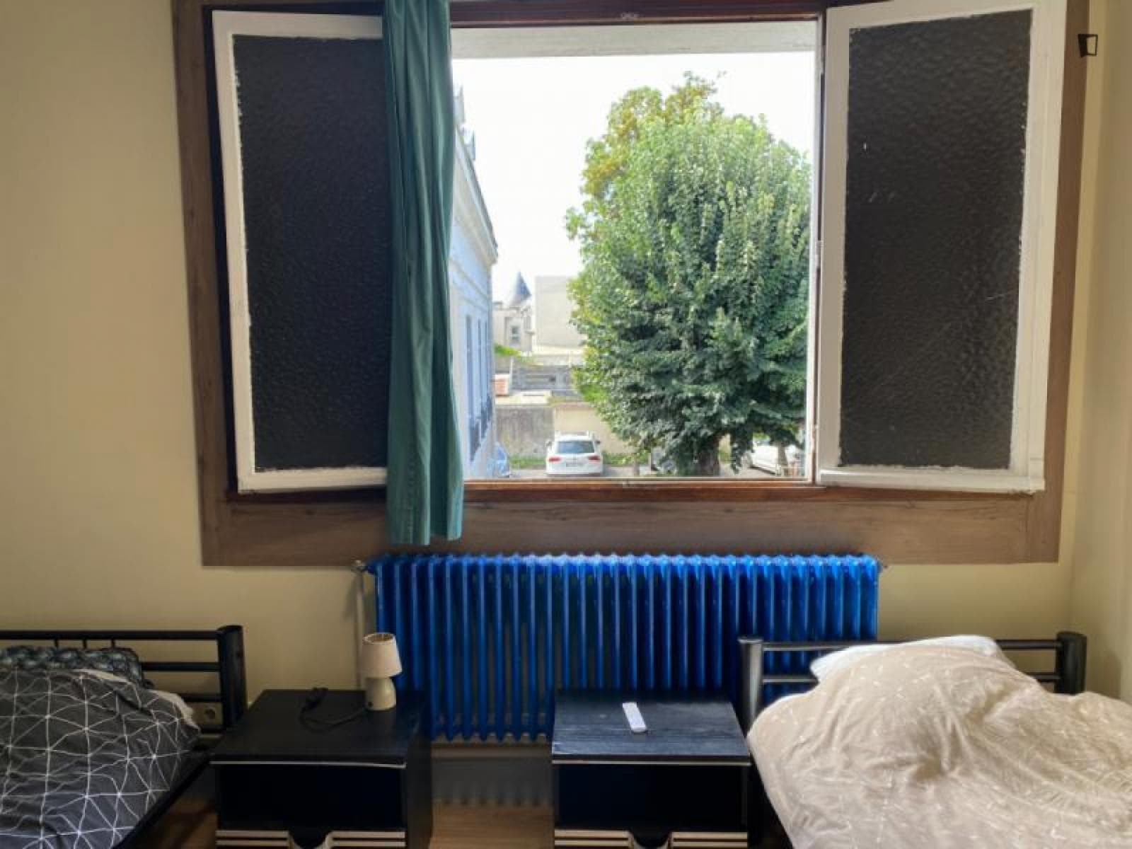 Single bed in a comfy bedroom in welcoming student house photo 1