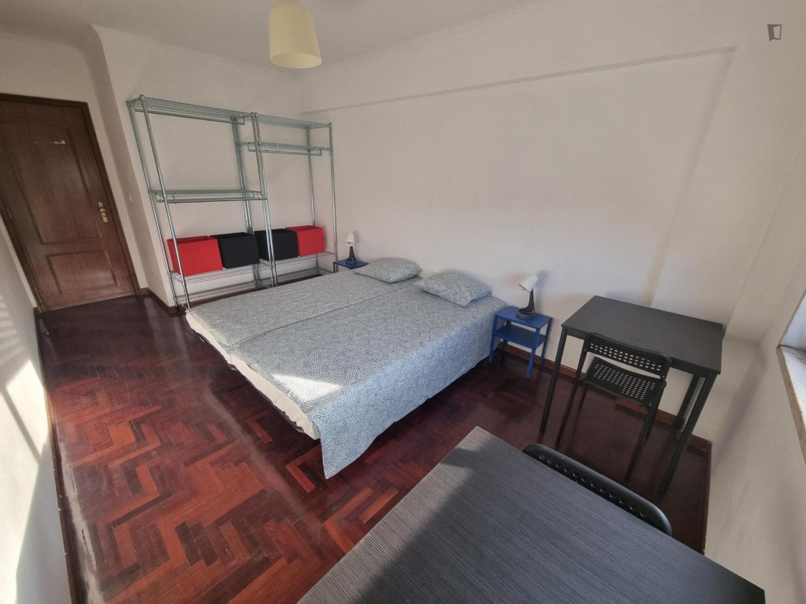 Cosy bedroom on 3 bedrom apartment 20 min to Lisboa in Cacem near train station photo 1