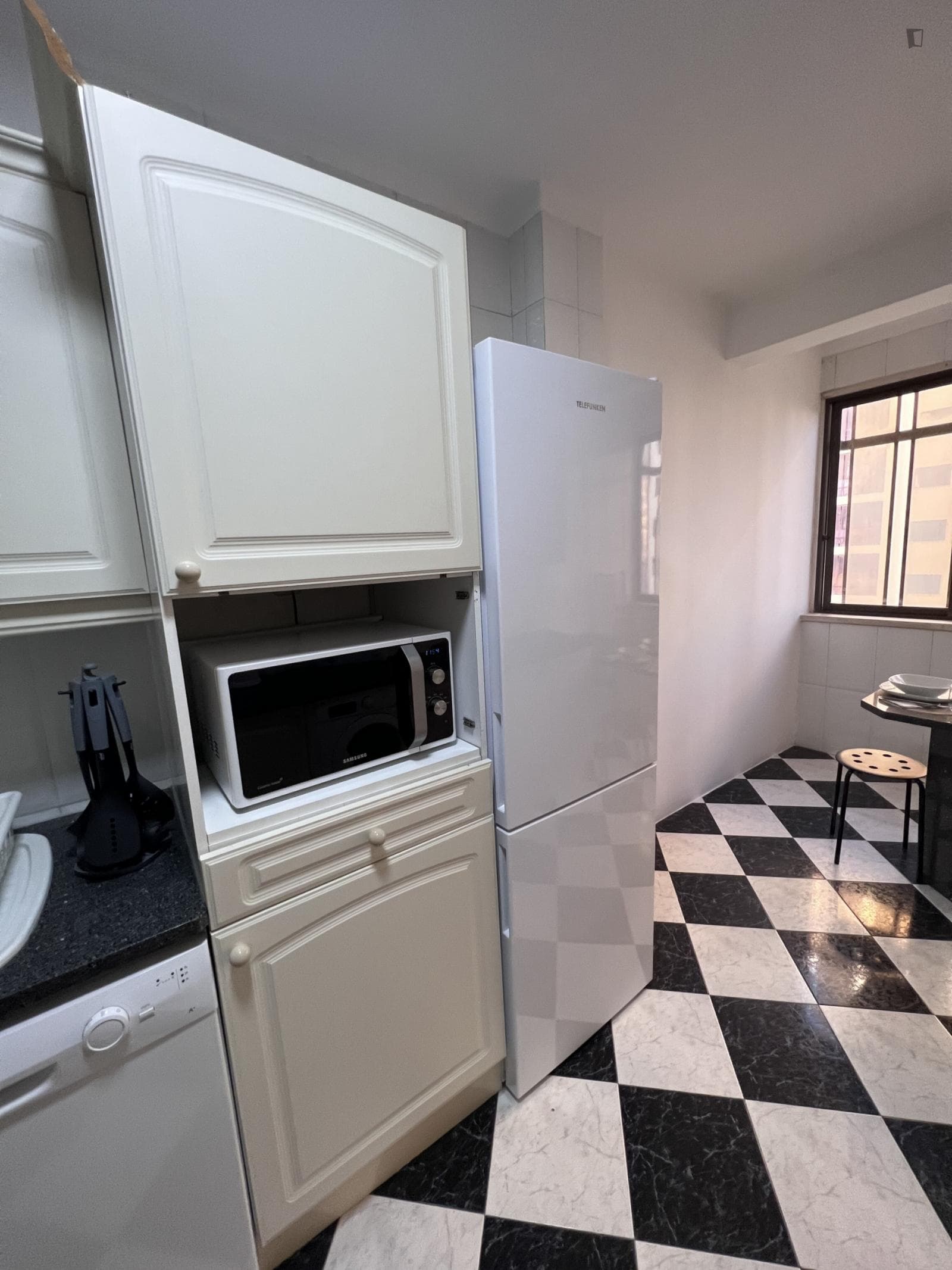 Great double bedroom in a 3-bedroom flat photo 1