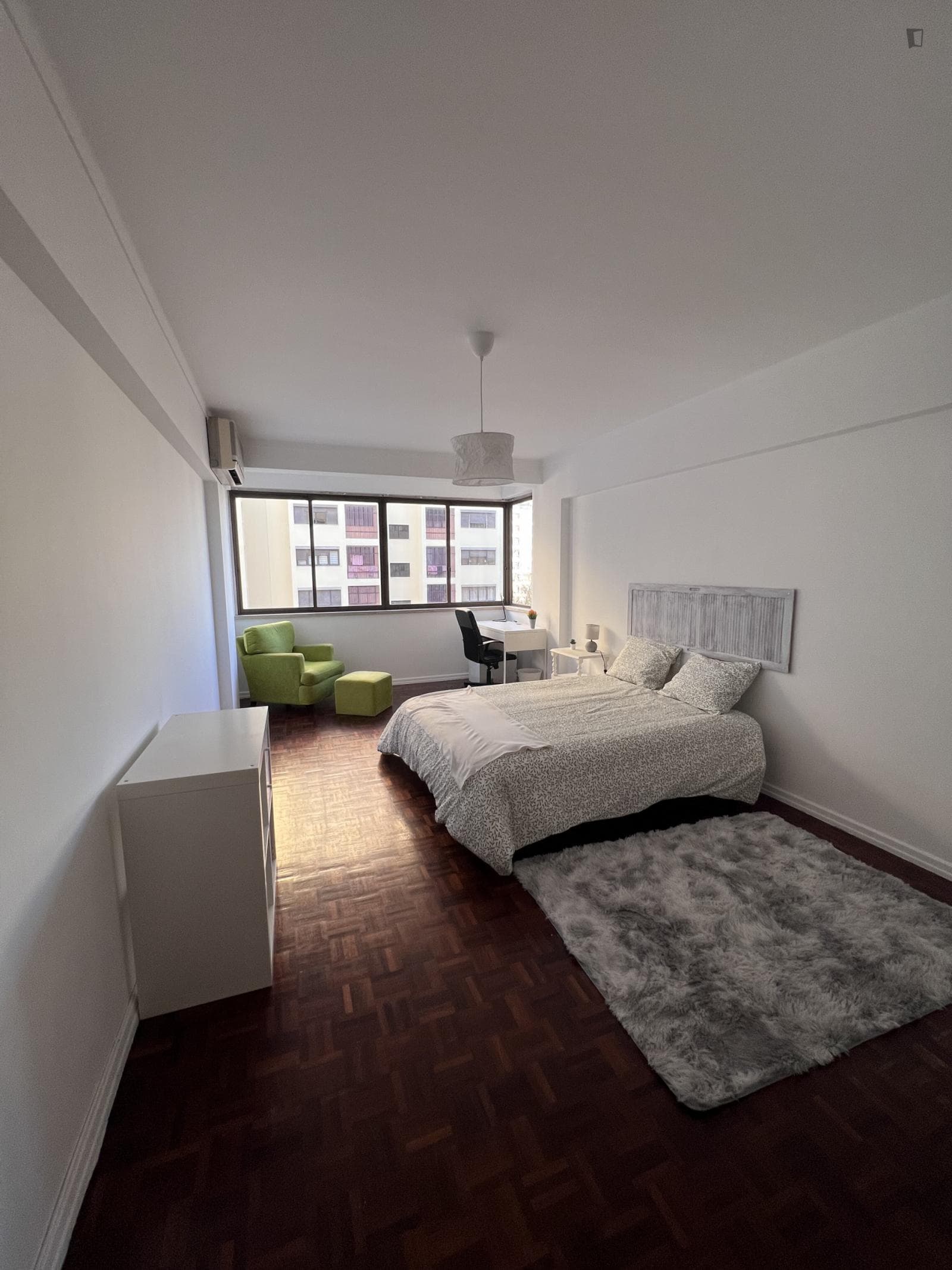 Nice double bedroom next to Sacavém train station photo 1