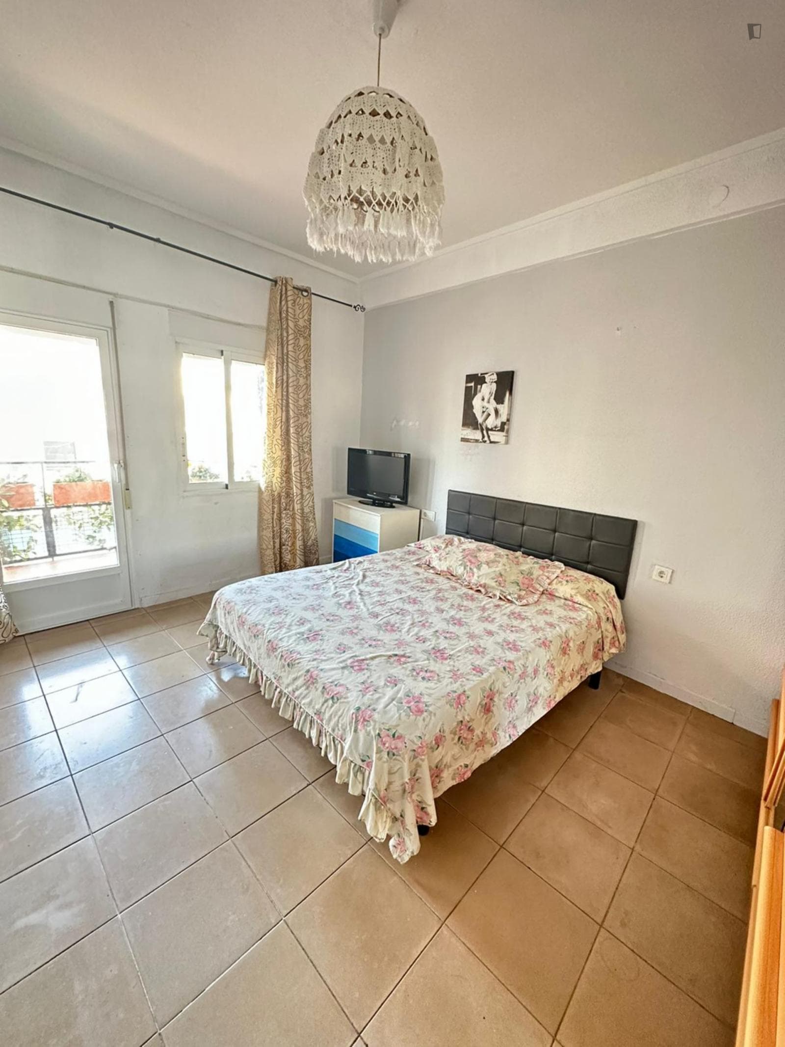 Spacious double bedroom in Alicante close to Castell de Santa Barbara photo 1