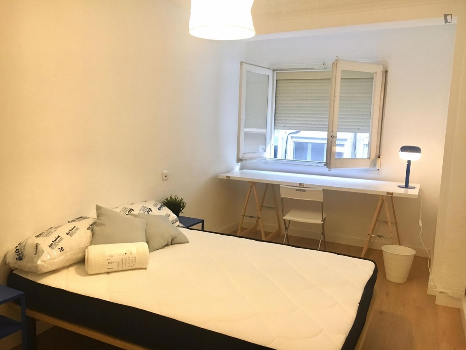 Bright double bedroom in Zaragoza close to Parque de las Delicias photo 1