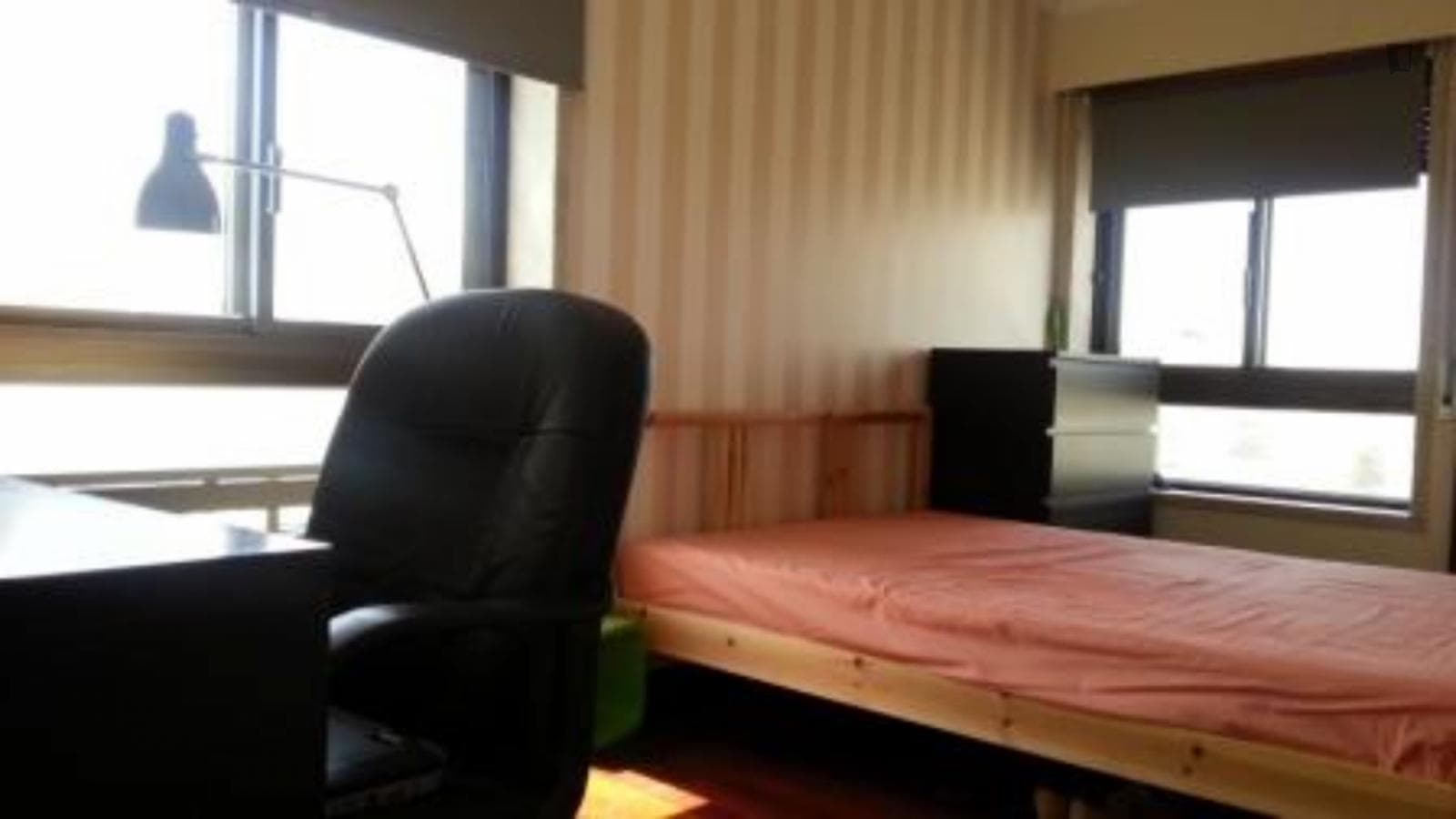 Sunny room in quiet area next to Santa Clara garden - yellow line photo 1