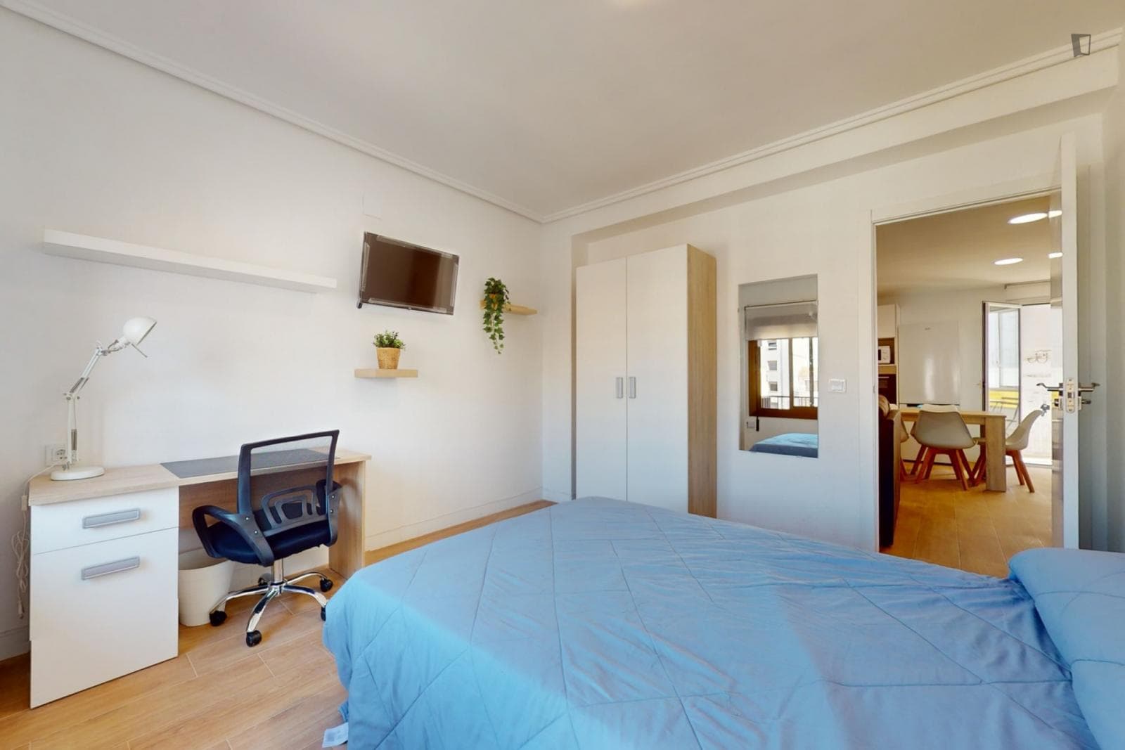 Cozy single bedroom with balcony photo 1