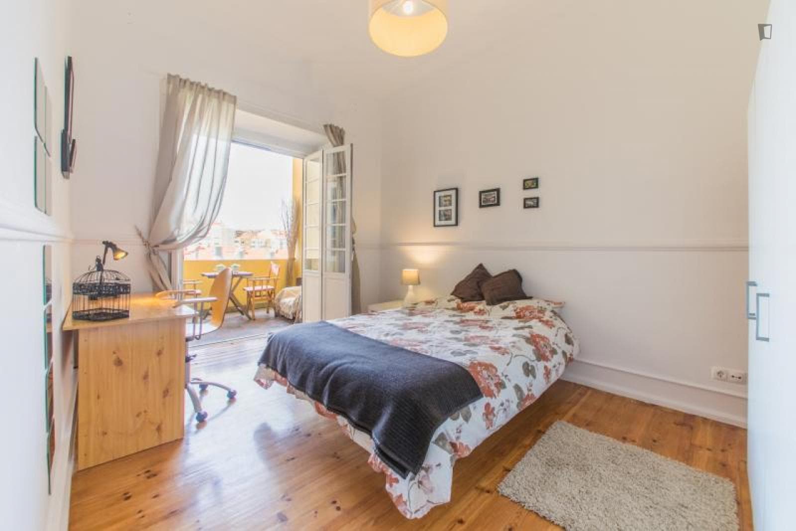 Splendid double bedroom with balcony in Sete Rios photo 1