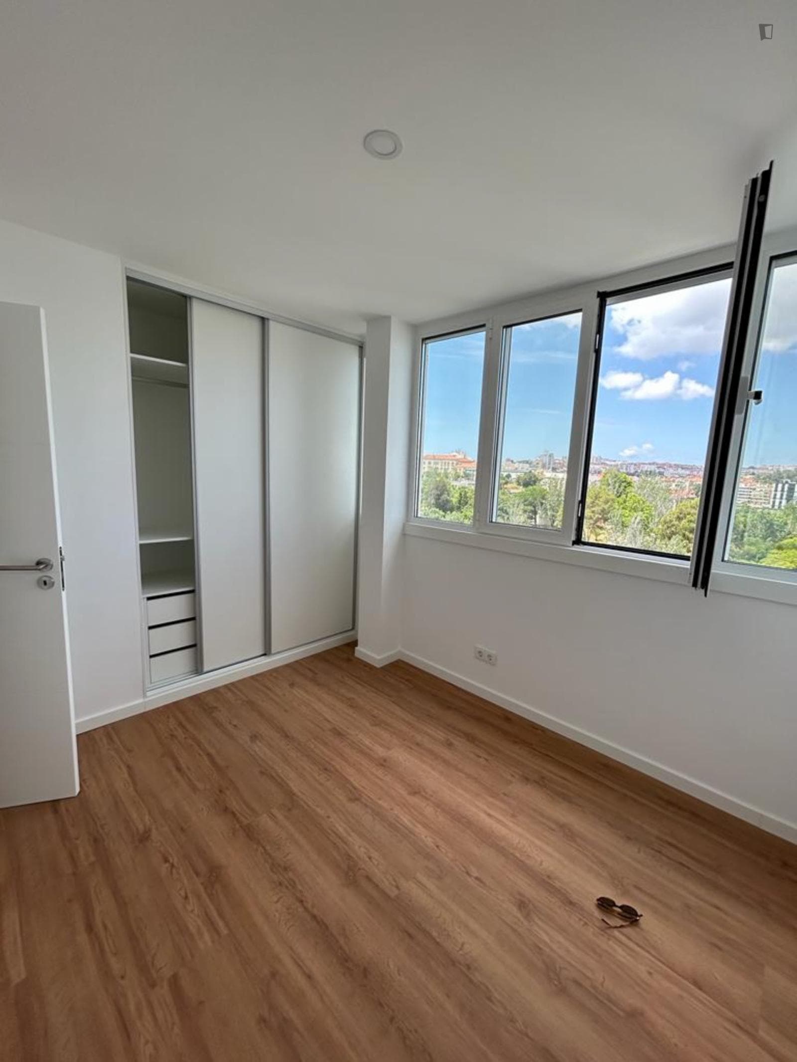 Welcoming single bedroom next to metro photo 1