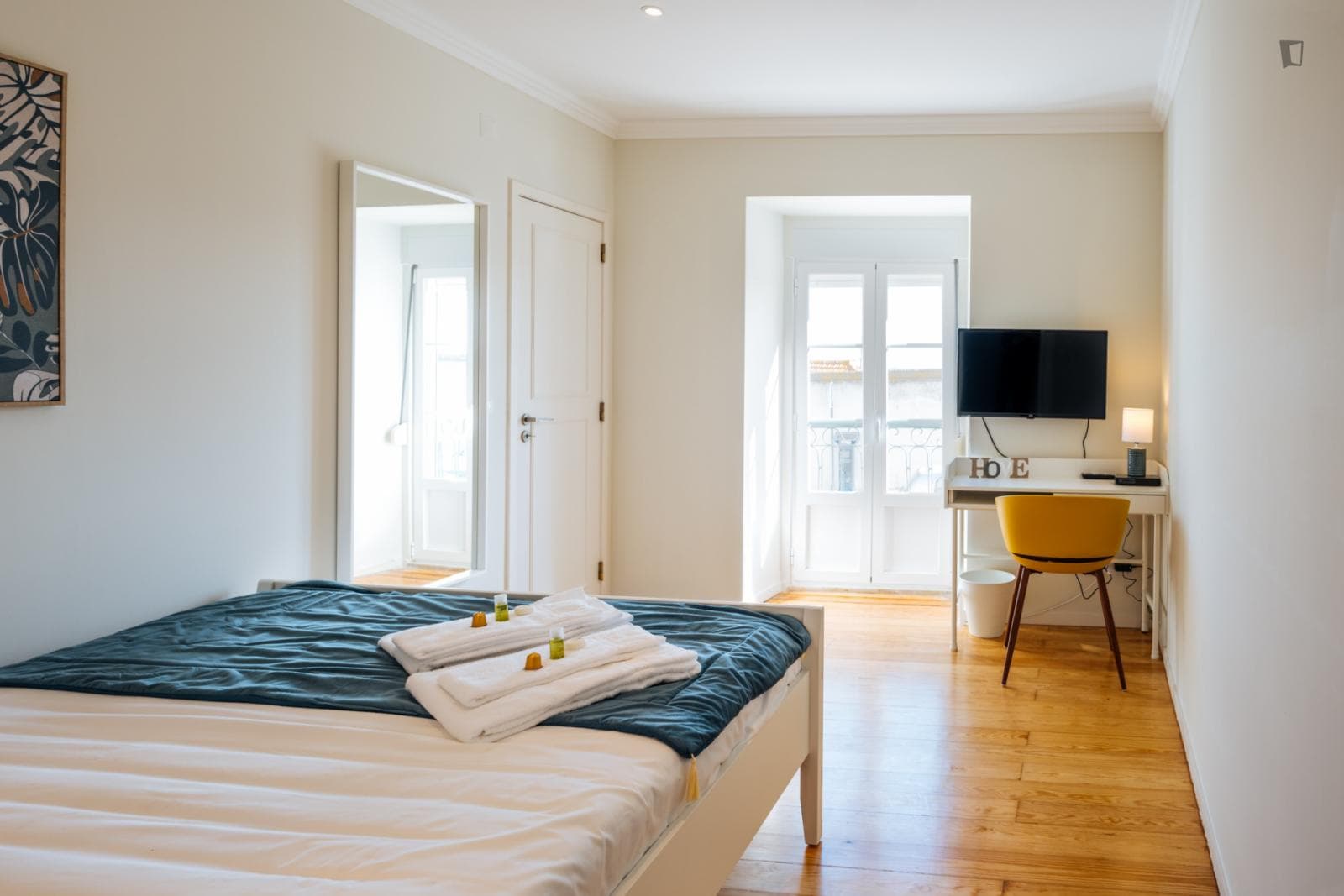 Snug double ensuite bedroom close to Santa Apolónia train station photo 1